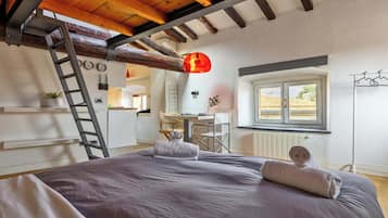 Desk, iron/ironing board, WiFi, bed sheets