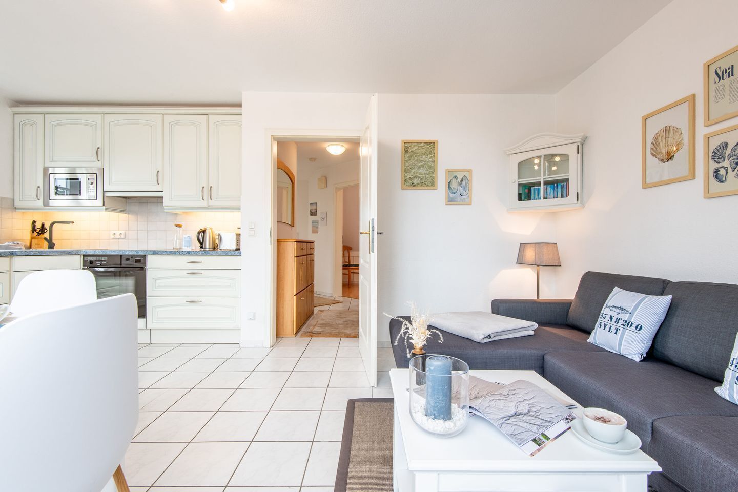 Eine moderne Wohnung mit Küche, Wohnzimmer und Essbereich.