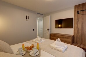 2 habitaciones, escritorio y tabla de planchar con plancha 