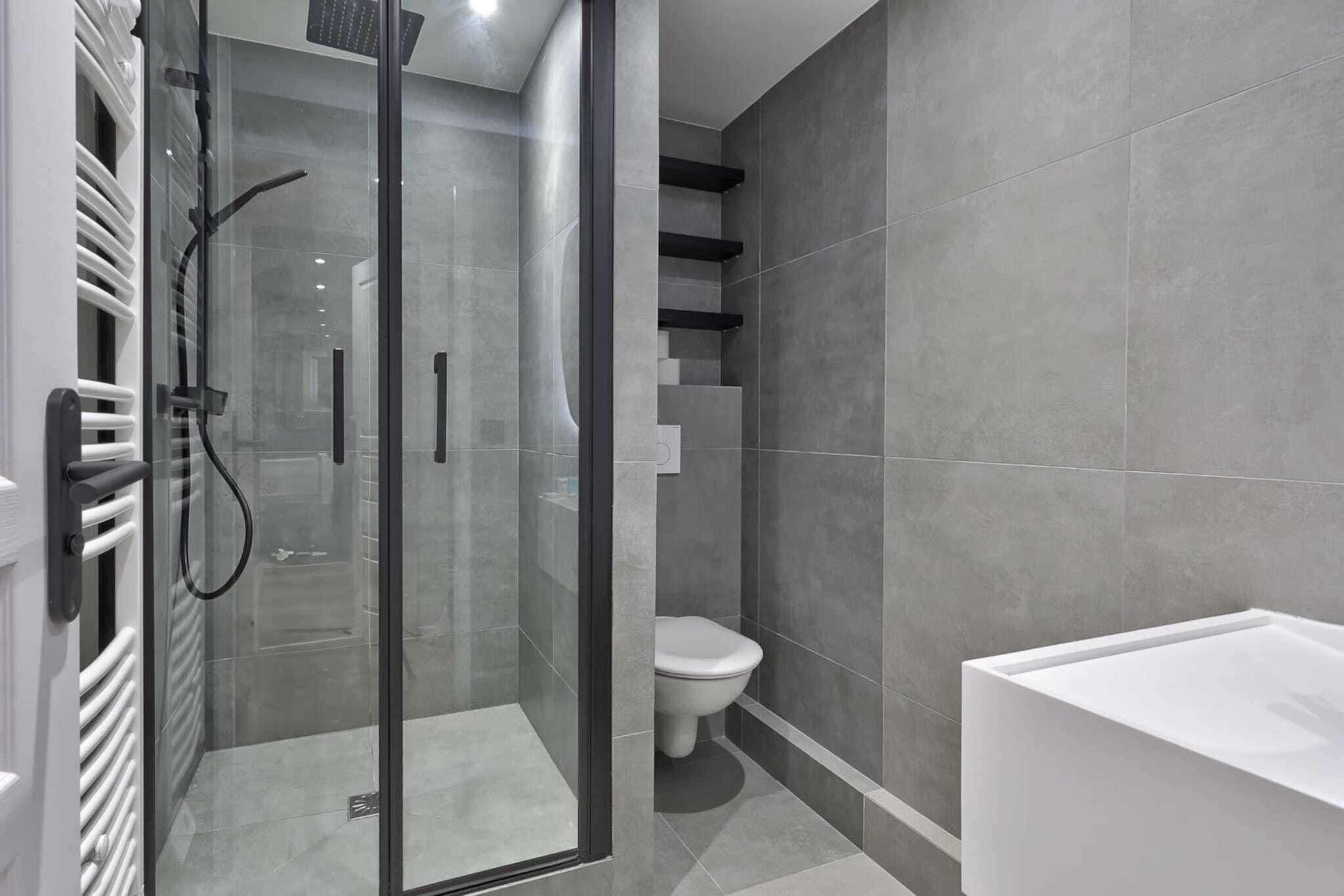 Een douche, een haardroger, handdoeken