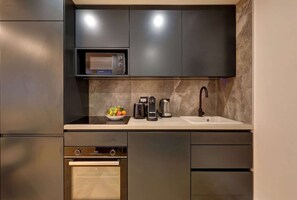 Refrigerador, microondas, parrilla de estufa y cafetera y tetera 
