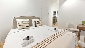 Unclassified image, 4 of 27, button - New flat with AC Porte Maillot/Arc de Triomphe (Paris)
