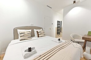 1 bedroom, desk, iron/ironing board, bed sheets - New flat with AC Porte Maillot/Arc de Triomphe (Paris)