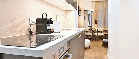 冰箱、微波炉、烤箱、炉灶