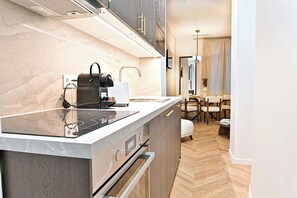 Fridge, microwave, oven, stovetop - New flat with AC Porte Maillot/Arc de Triomphe (Paris)
