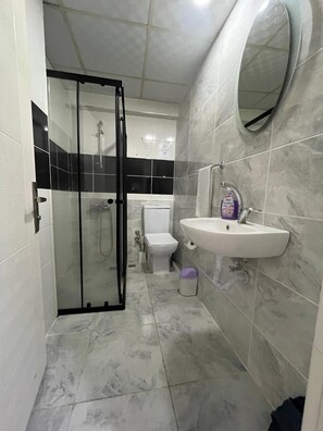 Shower, towels, soap, shampoo - Acat Otel (Samsun)