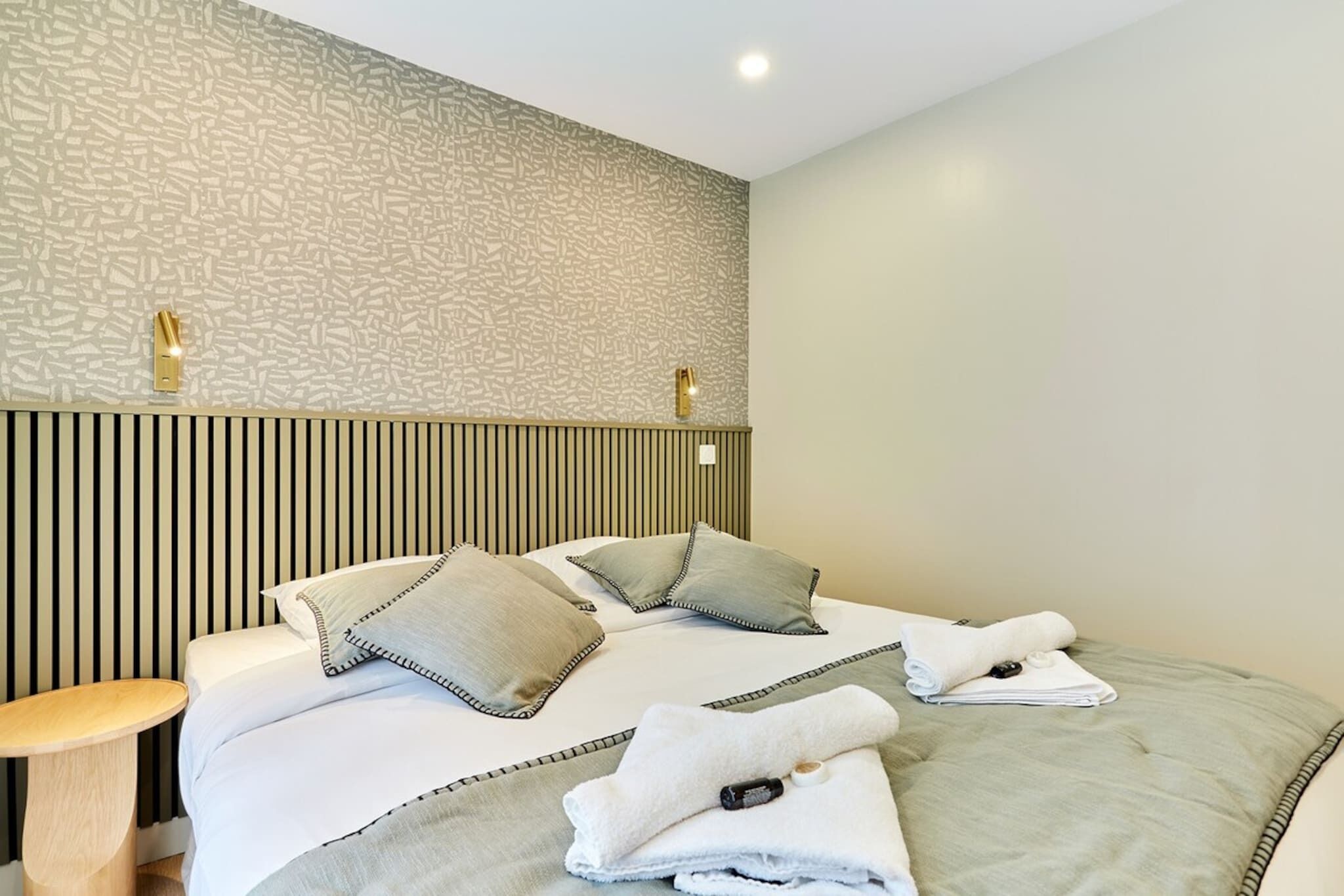 Bureau, fer et planche à repasser, lit parapluie, draps fournis