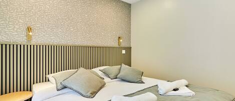 Escriptori, planxa i posts de planxar i un bressol de viatge