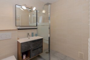Shower, free toiletries, towels