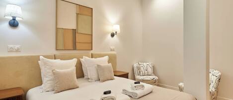 Escritorio, tabla de planchar con plancha, Internet y ropa de cama