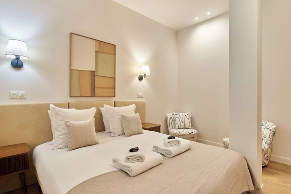2 bedrooms, desk, iron/ironing board, Internet