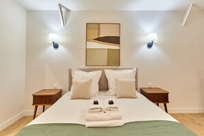 2 bedrooms, desk, iron/ironing board, Internet