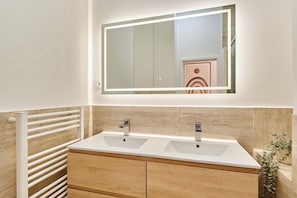 Shower, hair dryer, towels