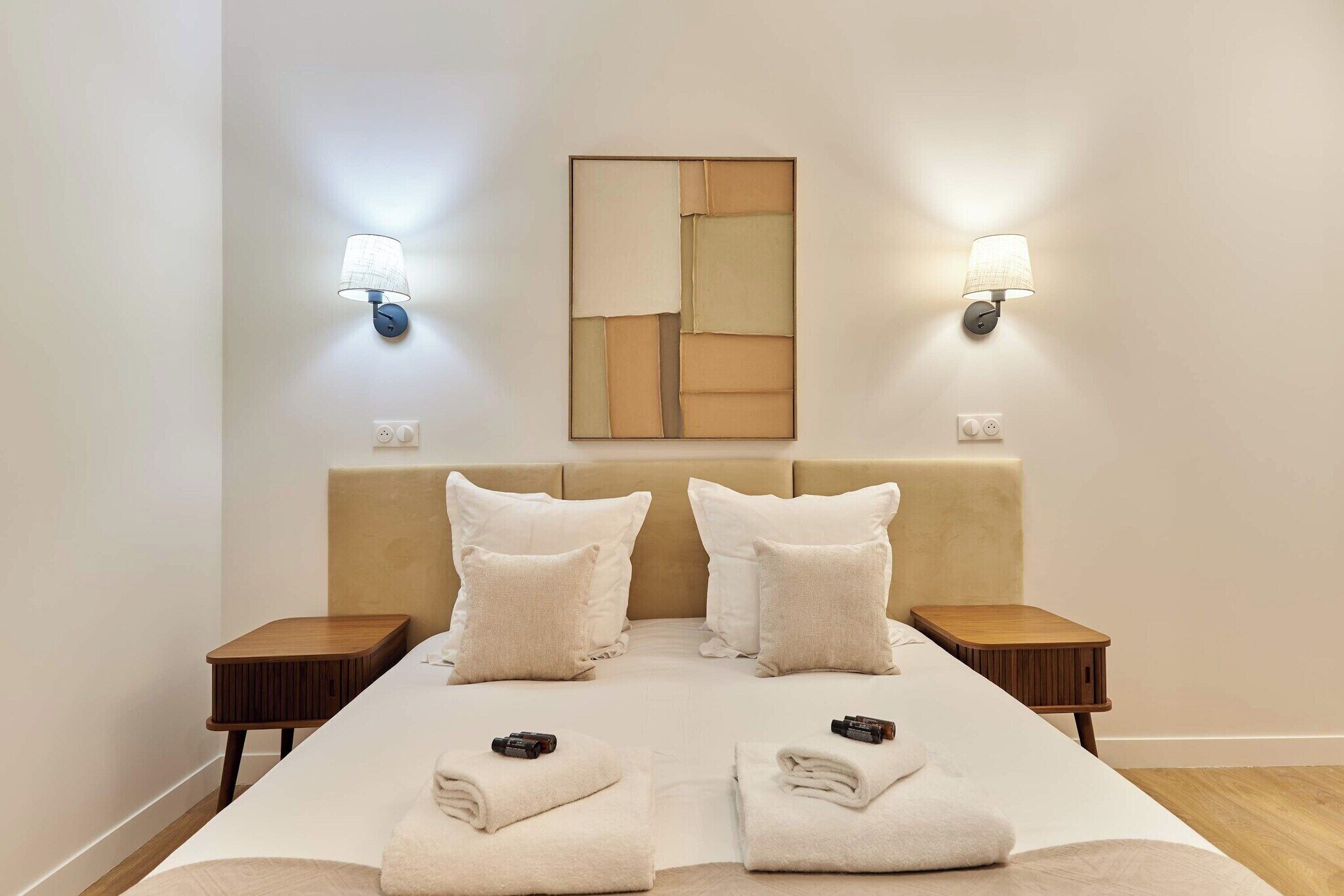 办公桌、熨斗/熨衣板、上网接入、床单