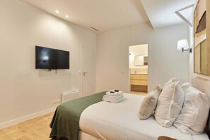 2 bedrooms, desk, iron/ironing board, Internet