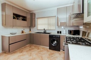 Microwave, oven, stovetop, toaster - Charming 3 Bedroom B&B in Harare, Perfect for Families and Travelers (Harare)