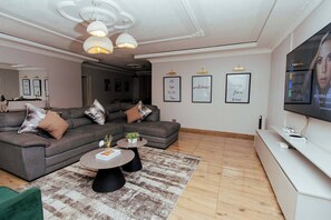 Living area - Charming 3 Bedroom B&B in Harare, Perfect for Families and Travelers (Harare)