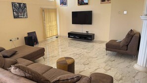 TV, books - Entire First Floor with 3 en-suite bedrooms (Takoradi)