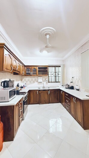 Fridge, microwave, stovetop, toaster - Entire First Floor with 3 en-suite bedrooms (Takoradi)