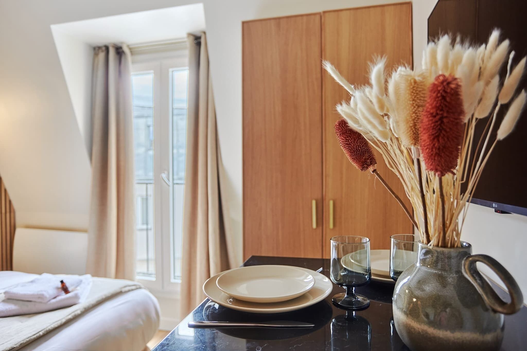 デスク、ベッドシーツ