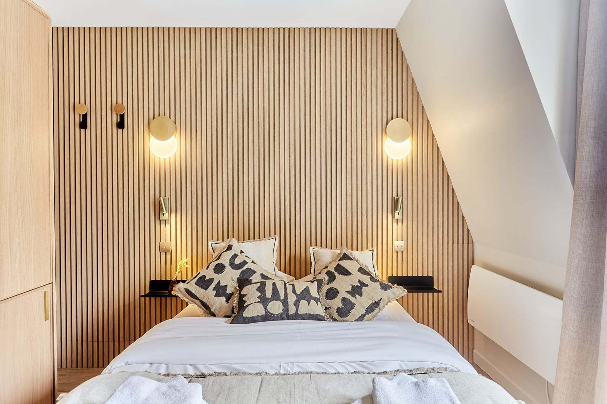 Escritorio y ropa de cama