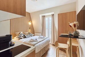 1 sovrum, skrivbord och sängkläder