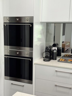 Private kitchen - The Ponds at Mudgeeraba 4 bedroom Modern House great central location (Mudgeeraba)