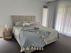 Iron/ironing board, WiFi, bed sheets - The Ponds at Mudgeeraba 4 bedroom Modern House great central location (Mudgeeraba)