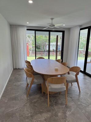 Dining - The Ponds at Mudgeeraba 4 bedroom Modern House great central location (Mudgeeraba)