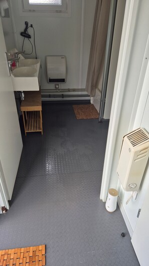 Haartrockner, Handtücher, Seife, Toilettenpapier