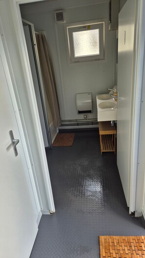 Haartrockner, Handtücher, Seife, Toilettenpapier