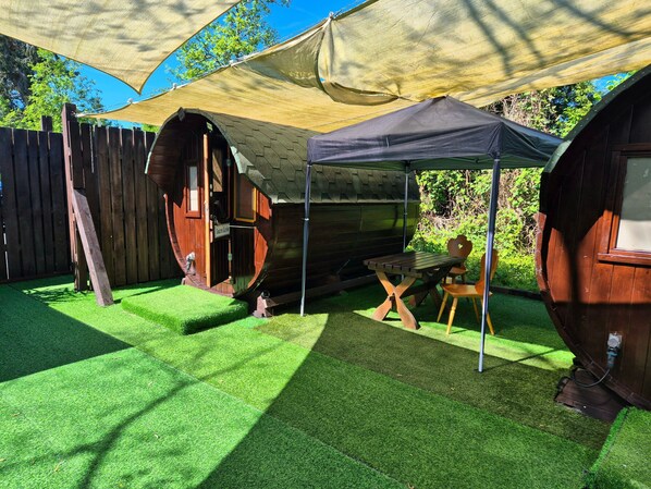 Outdoor dining - Gurkenfass 3 - Restaurant & Café Hanschick - Spend the night in the Gurkenfass (Lübbenau/Spreewald)