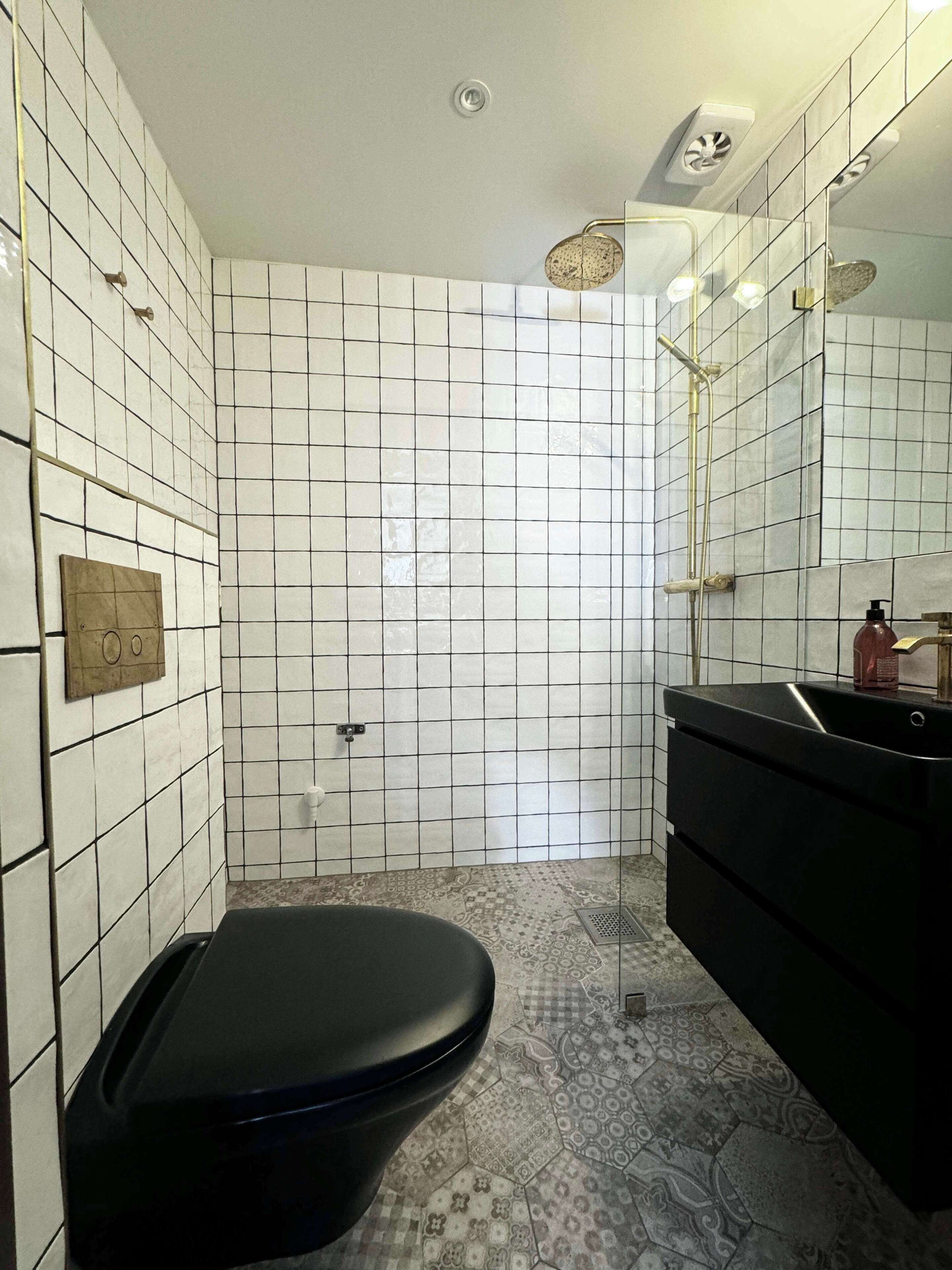 Shower, hair dryer, towels, shampoo