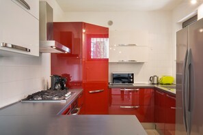Fridge, microwave, oven, stovetop - Villa Loncrino: Spacious Ground Floor with Patio, Garden and Pool (Torri del Benaco)