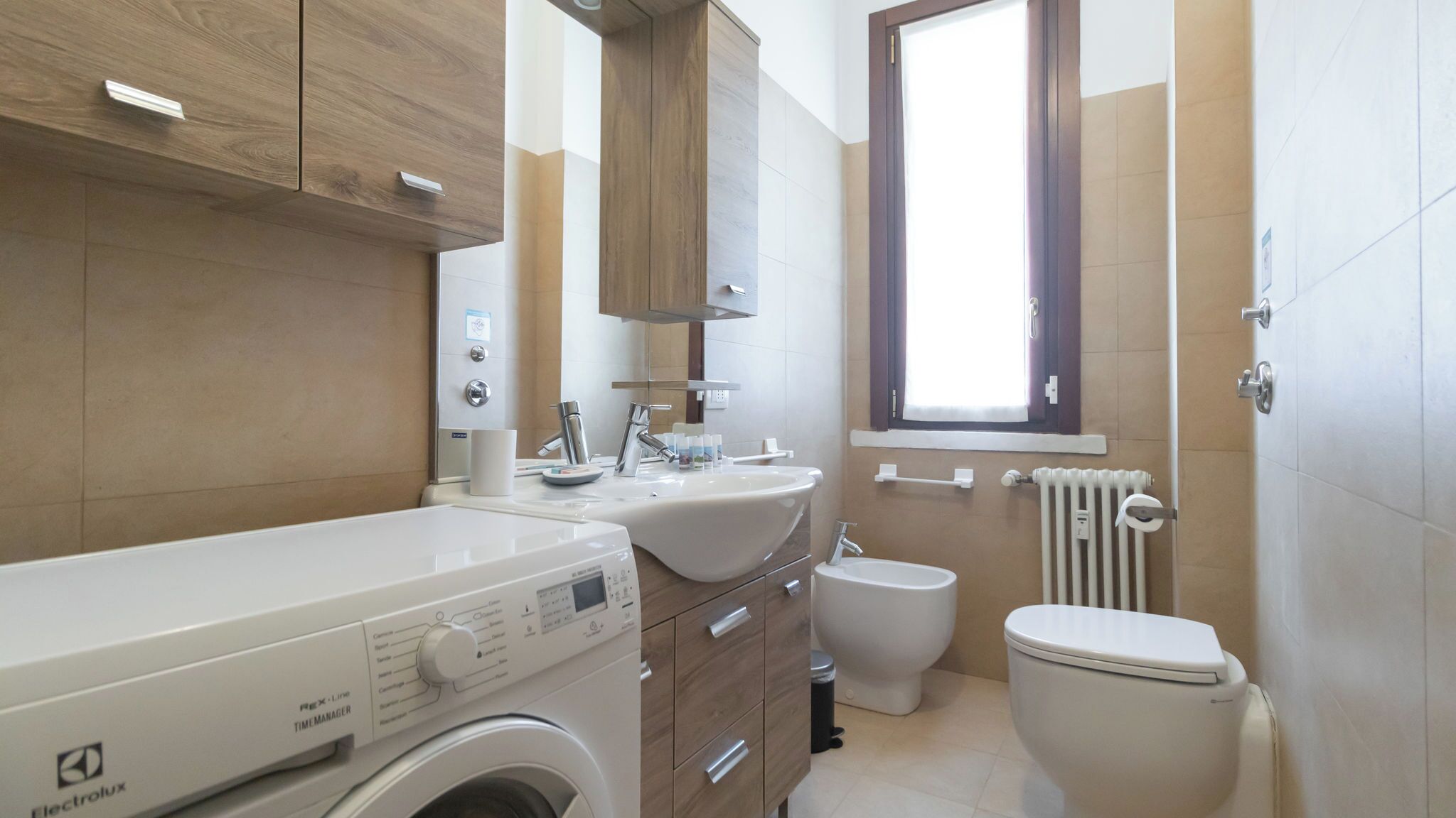 Haartrockner, Handtücher, Seife, Toilettenpapier