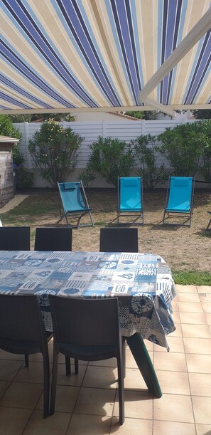 Outdoor dining - Detached house with garden in quiet residence. 9mns from the beach (Les Sables-d'Olonne)