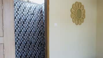 Doccia, asciugamani, sapone, shampoo