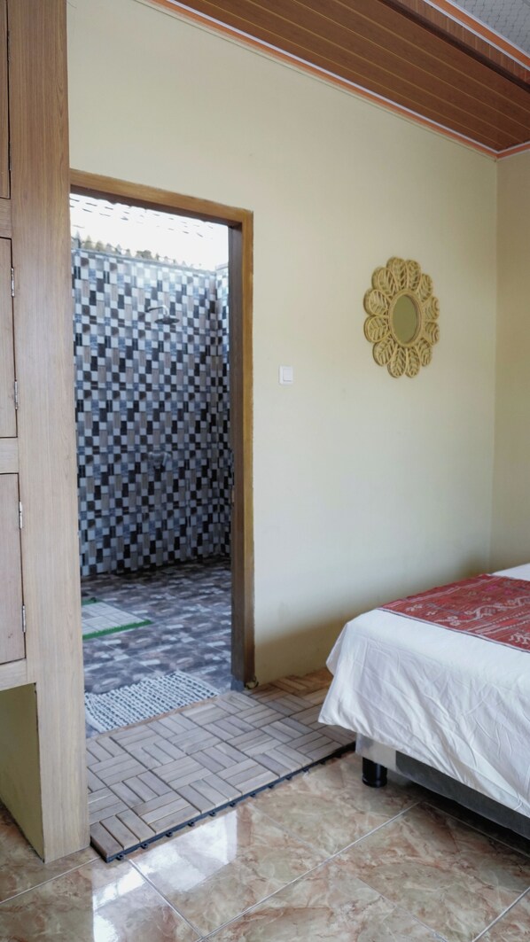 Shower, towels, soap, shampoo - Gihon Bungalow (North Lombok Regency)