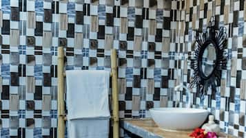 Doccia, asciugamani, sapone, shampoo