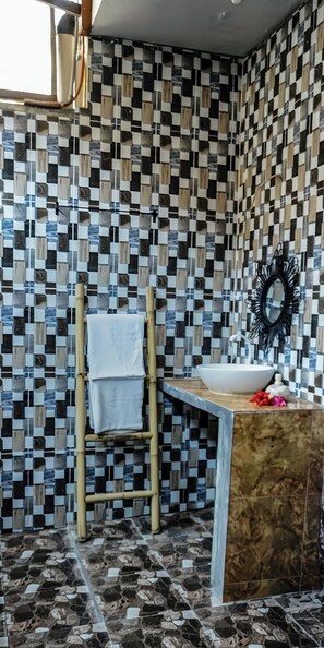 Shower, towels, soap, shampoo - Gihon Bungalow (North Lombok Regency)