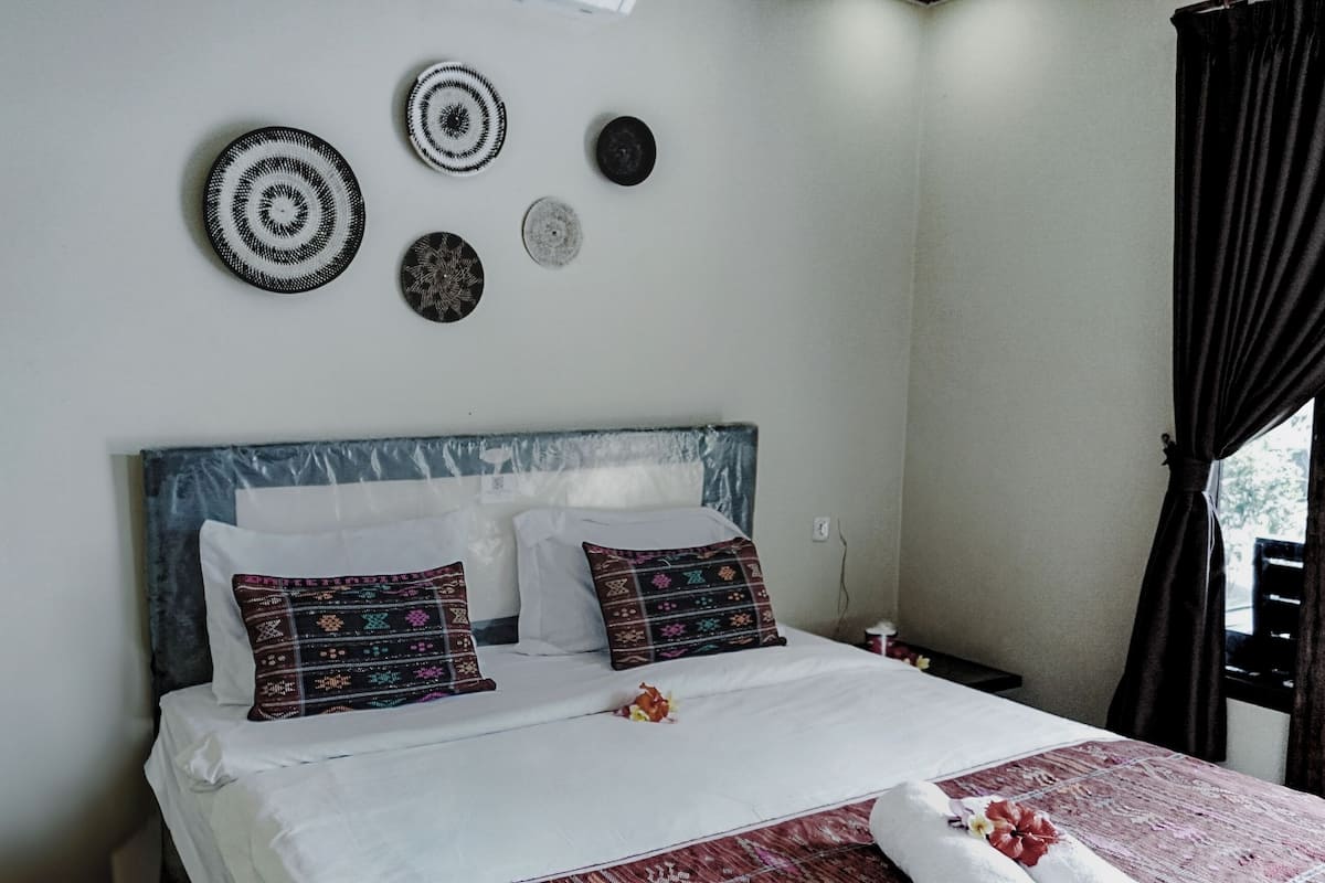 Desk, laptop workspace, free WiFi