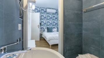 Shower, free toiletries, hair dryer, bidet
