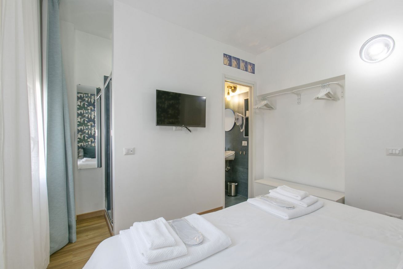 2 bedrooms, in-room safe, iron/ironing board