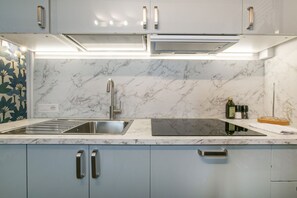 Réfrigérateur, micro-ondes, lave-vaisselle, grille-pain