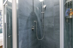 Dusche, Bidet, Handtücher, Shampoo
