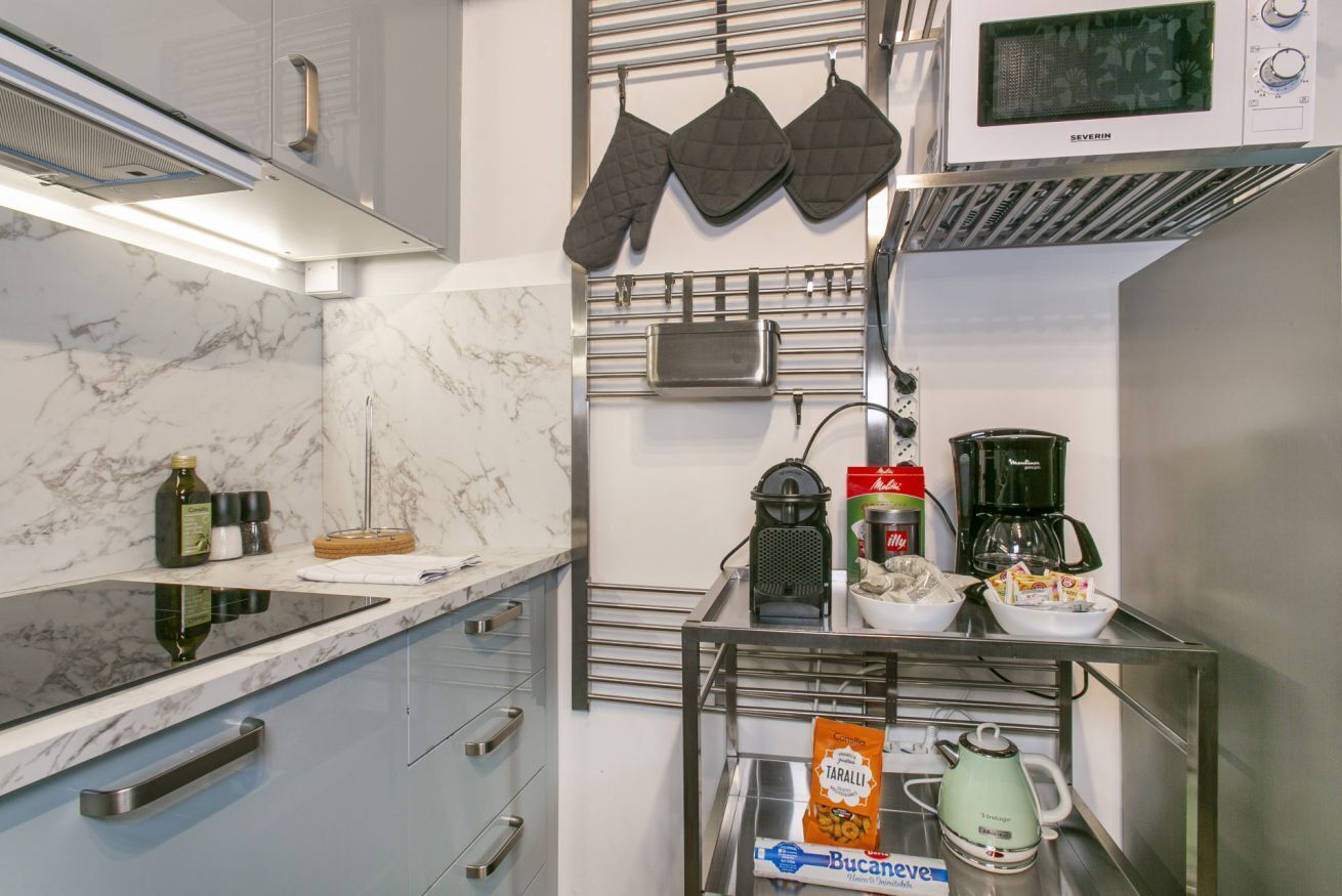 Réfrigérateur, micro-ondes, lave-vaisselle, grille-pain