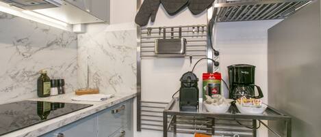 Réfrigérateur, micro-ondes, lave-vaisselle, grille-pain