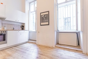 Căn hộ cơ bản | Bếp riêng | Tủ lạnh, lò nướng, bếp nấu, dụng cụ nấu nướng/bát dĩa/dao nĩa