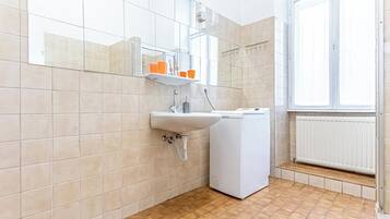 Ducha, artículos de tocador gratuitos, secador de pelo, toallas