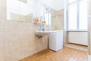 Căn hộ cơ bản | Phòng tắm | Buồng tắm vòi sen, đồ dùng nhà tắm miễn phí, máy sấy tóc, khăn tắm